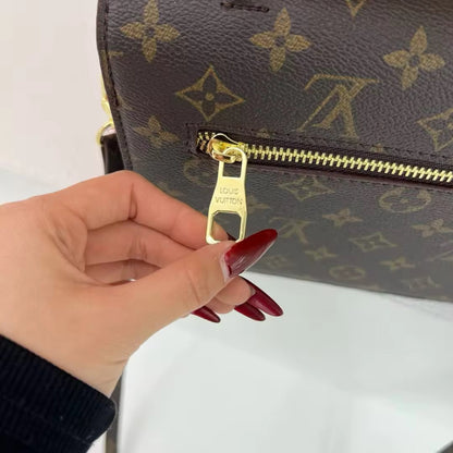 Louis Vuitton Pochette Metis Monogram Canvas