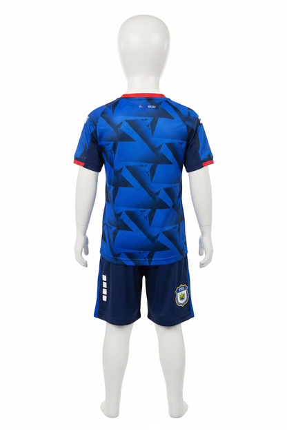Cabo Verde kit achterkant op witte kinderpop